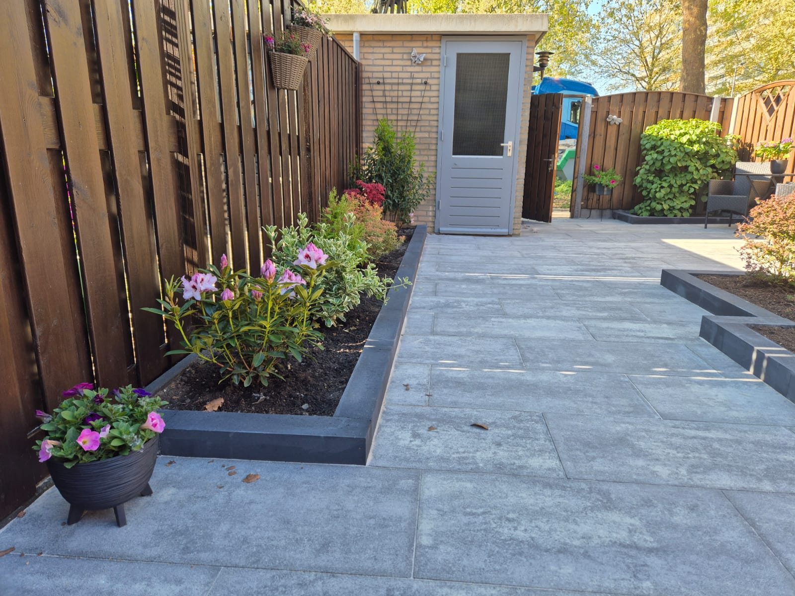 Afbeelding van project Moderne tuinaanleg met rust en ruimte in Hoogvliet